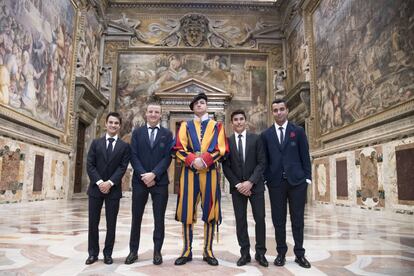 Los pilotos de MotoGP visitaron el palacio y admiraron la Capilla Sixtina.