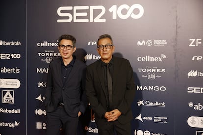 Los presentadores Berto Romero (a la izquierda) y Andreu Buenafuente llegan a la gala.