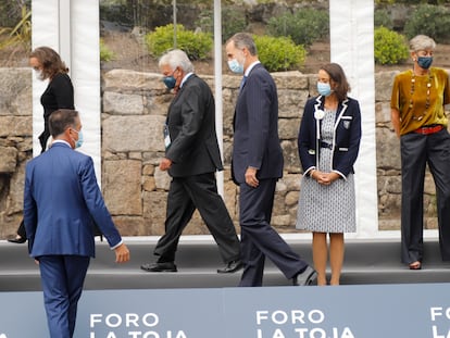 El rey Felipe VI, junto a al expresidente del Gobierno Felipe González, durante la inauguración del II Foro La Toja.