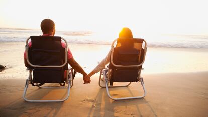 En una silla plegable de playa se puede disfrutar cómodamente de una puesta de sol como esta.