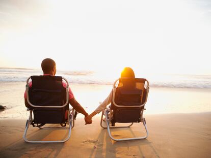 En una silla plegable de playa se puede disfrutar cómodamente de una puesta de sol como esta.