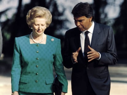 22 de Agosto de 1988. Margaret Thatcher junto al expresidente Felipe González paseando por los jardines del Palacio de La Moncloa.