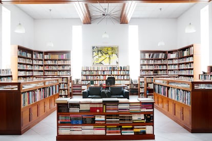 La Biblioteca del escritor, donde solía ir a escribir todas las mañanas. Todas las autoras están en la misma estantería: "Le pedí que todos los libros escritos por mujeres estuvieran juntos. No quería que autoras que no habían sido consideradas compartieran estantes con quienes no las valoraban".