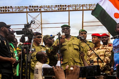El general Mohamed Toumba, uno de los líderes golpistas, saludaba a miles de simpatizantes, el domingo en Niamey.