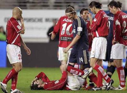 Guti contempla a Arzo, en el suelo, rodeado de jugadores del Murcia.
