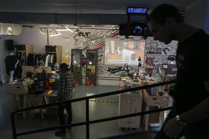 Interior de la tienda efímera, en Malasaña, que conecta Madrid con Berlín.