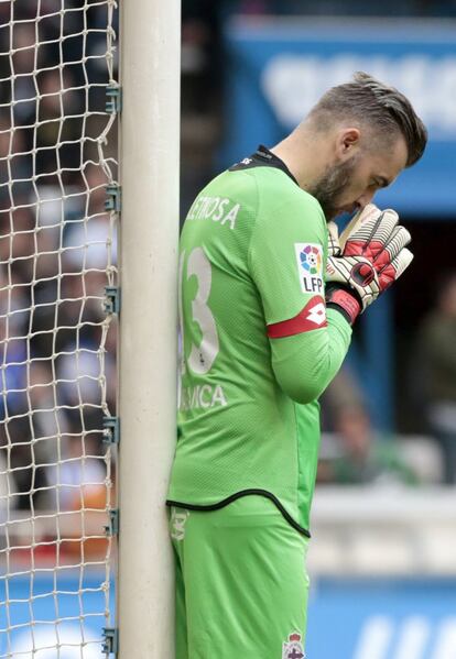  El portero croata del Deportivo, Stipe Pletikosa (d), durante el partido.