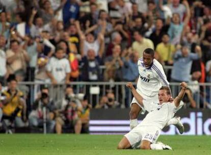 Sneijder celebra con Robinho su gol al Atlético.