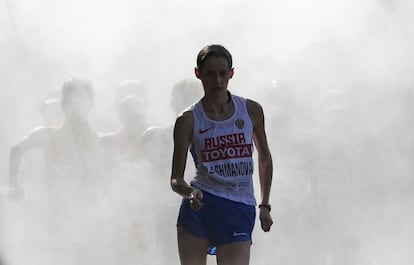 La rusa Elena Lashmanova sale de los vaporizadores de agua durante la final de 20 km marcha, en la que logró el oro.
