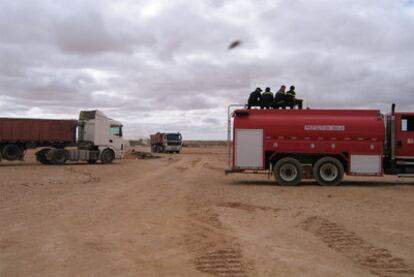 Camiones marroquíes retiran los restos del campamento de protesta saharaui cerca de El Aaiún.