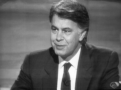 Felipe González mira a su oponente durante el debate electoral retransmitido por Antena 3 en 1993. Confiado en su capacidad de improvisación y en sus dotes oratorias, fue superado por Aznar en este primer debate, que le asedió con sus mensajes sobre el paro, la corrupción y el despilfarro en las más de dos horas que duró el debate.