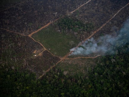 Vista aérea de um incêndio ilegal na floresta em Lábrea, Estado do Amazonas, em 15 de setembro de 2021.