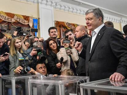 Petro Poroshenko, tras votar en Kiev.