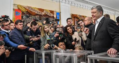 Petro Poroshenko, tras votar en Kiev.