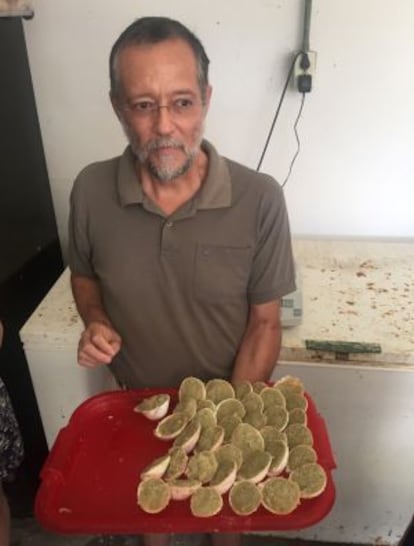 Carlos Rozas, con una bandeja de almejas para alimentar a los pulpos.