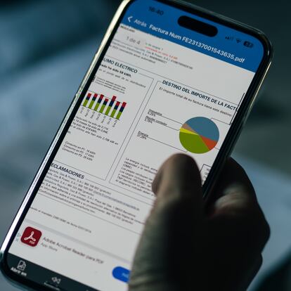 Factura de la luz en un teléfono móvil.