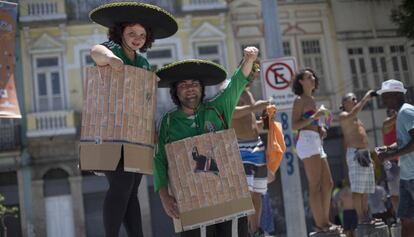 Dupla sai de "muro do Trump" em bloco do Rio.