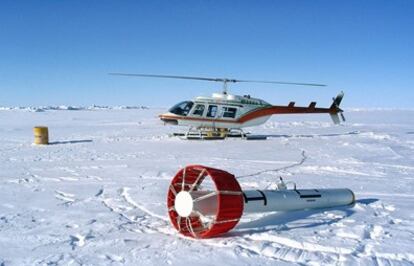 El sensor EM Bird es transportado por un helicóptero para medir el espesor del hielo.