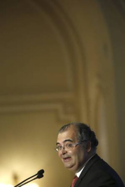 El presidente del Banco Popular, Ángel Ron, durante su intervención en el Foro Nueva Economía, donde se ha mostrado favorable a que el Gobierno, dentro de su próxima reforma fiscal, lleve a cabo una rebaja de impuestos, lo que en su opinión, ayudaría a "mejorar el consumo y la inversión".