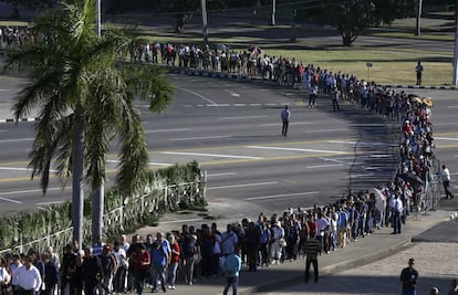 Una multitud hace cola para mostrar sus condolencias en el Memorial de la Plaza Revolución en La Habana (Cuba), el 29 de noviembre de 2016.