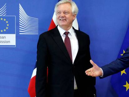 El representant britànic per a la UE, David Davis, i el negociador de la UE, Michel Barnier, després de la reunió a Brussel·les.