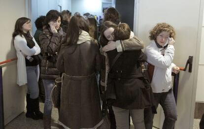 Asamblea de trabajadores de Spanair en la Terminal 2 (T2) del aeropuerto Madrid-Barajas.