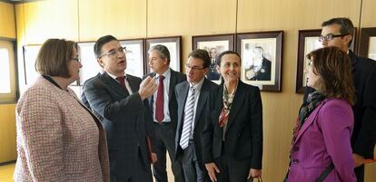 El consejero Castellano, entre la fiscal Teresa Gisbert y la presidenta del TSJ, Pilar de la Oliva.