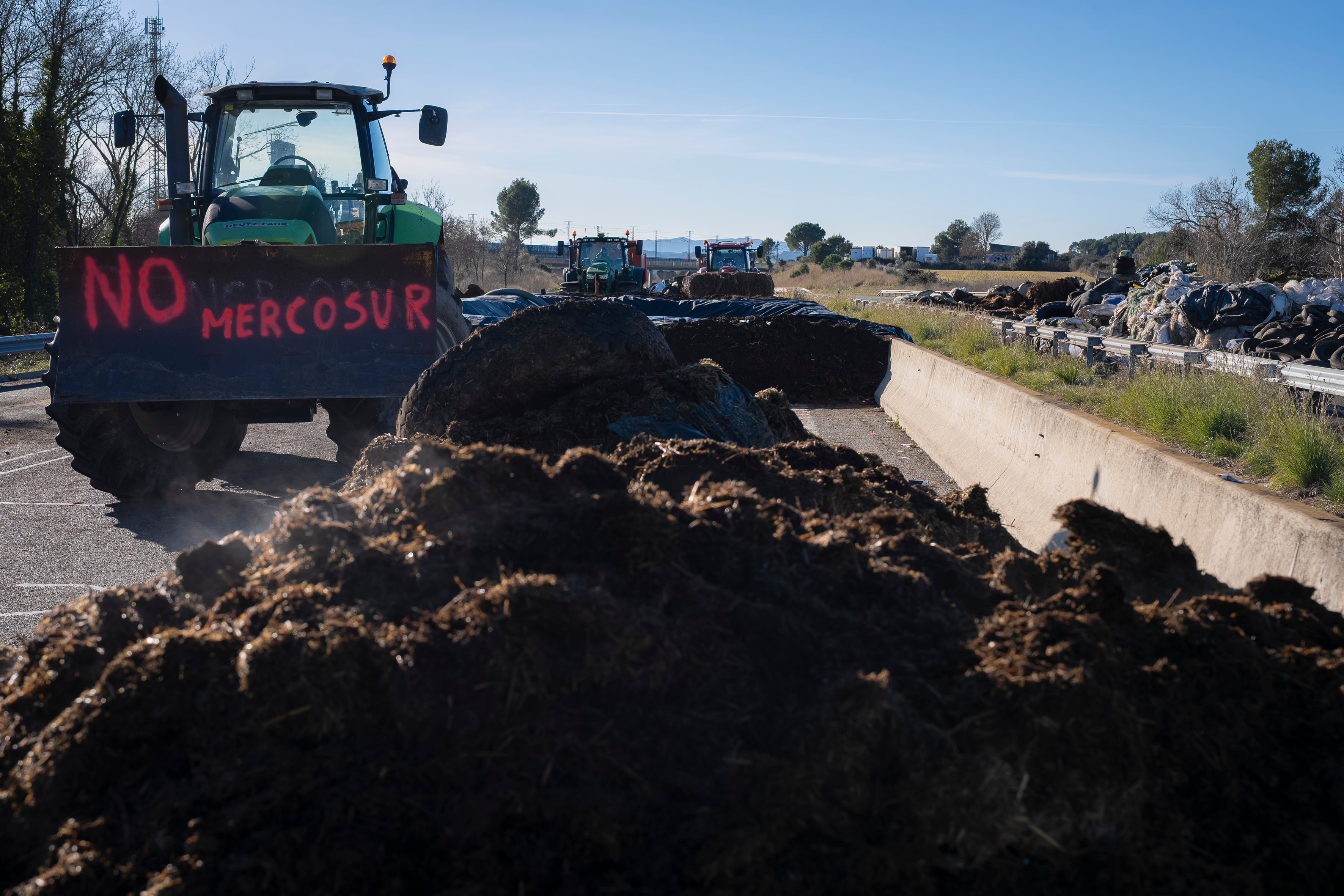 Los agricultores catalanes levantan las protestas tras reunirse con Illa