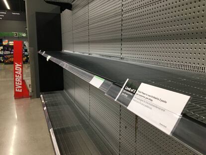 Estanterías de un supermercado vacías en un supermercado Woolworths en Melbourne, Australia, después de que se agotara el papel higiénico .