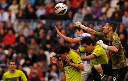 Casilla despeja un balón aéreo.