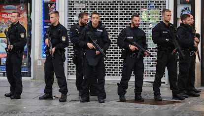 La policía acordona el área cerca de la plaza Stachus después de producirse el tiroteo.