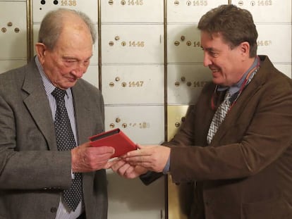 El historiador Nicolás Sánchez-Albornoz (izquierda) entrega al director del Instituto Cervantes, Luis García Montero, su legado para que lo custodie la institución. 