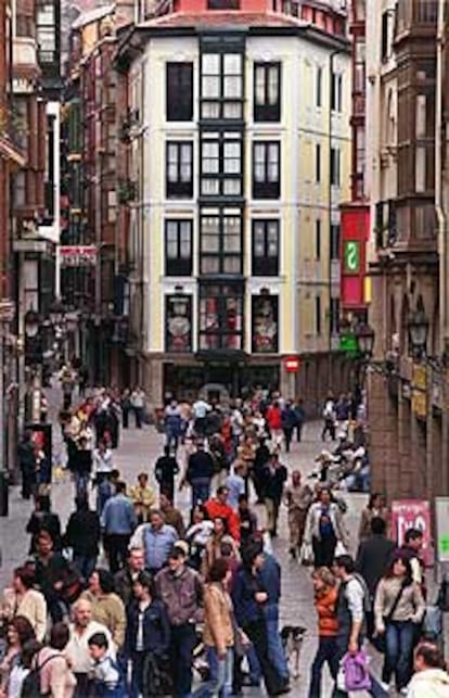 El casco antiguo de Bilbao abandona poco a poco su tono sombrío a medida que las fachadas son remozadas y pintadas.