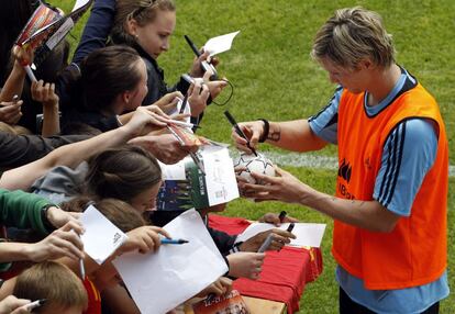 Fernando Torres firma autógrafos a los aficionados que presenciaron el entrenamiento del combinado español.