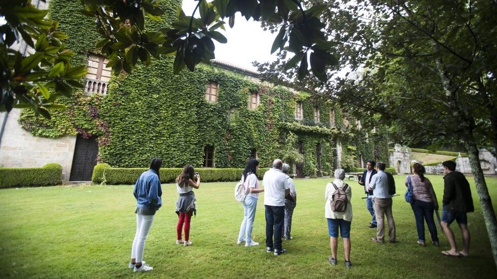 Un grupo de turistas realiza una de las visitas guiadas al Pazo de Meirás, en 2011.