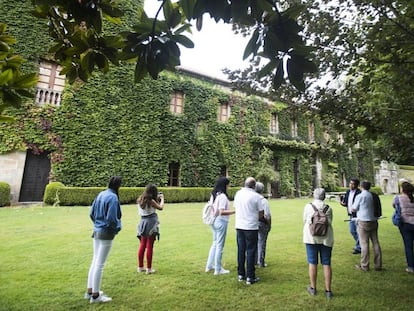 Un grupo de turistas realiza una de las visitas guiadas al Pazo de Meirás en 2011.