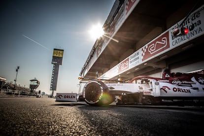 Antonio Giovinazzi sale a la pista en las pruebas celebradas en el Circuit de Montmeló a finales del mes de febrero.