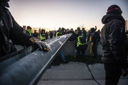 Manifestants arrenquen una barana de protecció a l'AP-7 a Girona.