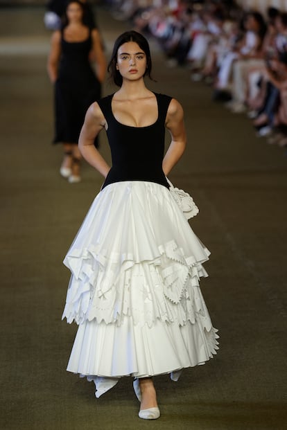 Además de en su trabajo, según ha contado en sus últimas entrevistas, Bellucci está centrada en su familia y en sus dos hijas, Deva y Léonie Cassel, fruto de su matrimonio con Vincent Cassel. Deva, en la imagen desfilando para Jacquemus, ya sigue sus pasos y ha hecho sus primeros pinitos en el mundo del cine y en el de la moda.