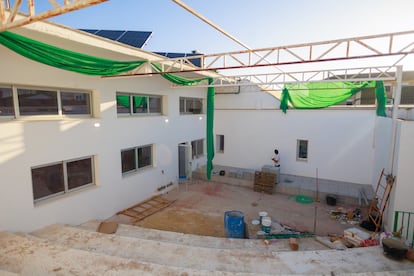 Espacio en la biblioteca municipal de Puerto Serrano (Cádiz) que se está rehabilitando para acoger un cine de verano que tendrá anexo el cine club con "la protectora de DVD"