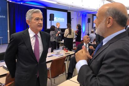 El presidente de la Reserva Federal, Jerome Powell habla con Ben Bernanke, uno de sus antecesores en el cargo, durante una conferencia monetaria en Chicago, en 2019.