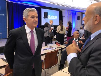 El presidente de la Reserva Federal, Jerome Powell habla con Ben Bernanke, uno de sus antecesores en el cargo, durante una conferencia monetaria en Chicago, en 2019.