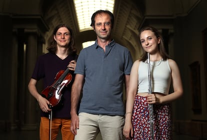 De izquierda a derecha, Oleksii Pshenychnikov, segundo violín; Luigi Gaggero, director, y Olha Stukalova, flauta.