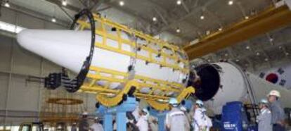 Ingenieros del Instituto Aeroespacial de Corea trabajan en los últimos retoques del cochete Naro a unos 480km de Seúl en Goheung (Corea del Sur). EFE/Archivo