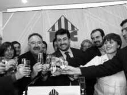 B 33287 - (12.3.2000) - 12M - Eufória de ERC en el Hotel Apolo, Carod-Rovira y Joan Piugcercós - Foto :Manolo S. Urbano -