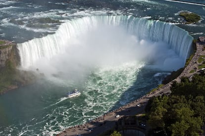 Cuando Eleanor Roosevelt visitó las cataratas del Iguazú, exclamó: “¡Pobre Niágara!”. Aun así, los tres saltos de agua del rio Niágara, frontera natural entre Canadá y Estados Unidos, son los más voluminosos de América del Norte, porque recogen el caudal de los Grandes Lagos. Y se sitúan entre los más famosos del mundo. Entre las cataratas canadienses y las estadounidenses se encuentra la isla de la Cabra.