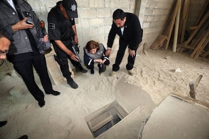 El fiscal general de México observa el túnel por el que escapó El Chapo.