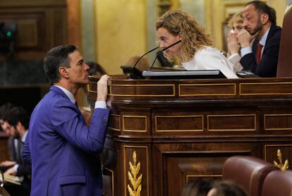 El presidente del Gobierno en funciones, Pedro Sánchez y la expresidenta del Congreso, Meritxell Batet, el pasado 21 de marzo en el Pleno.