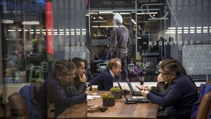 Trabajadores en un corporativo en Santiago (Chile), en una imagen de archivo.