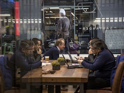 Trabajadores en un corporativo en Santiago (Chile), en una imagen de archivo.